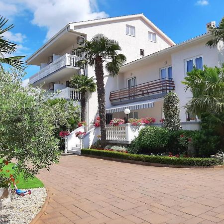 Guest House Katarina Malinska Exterior photo