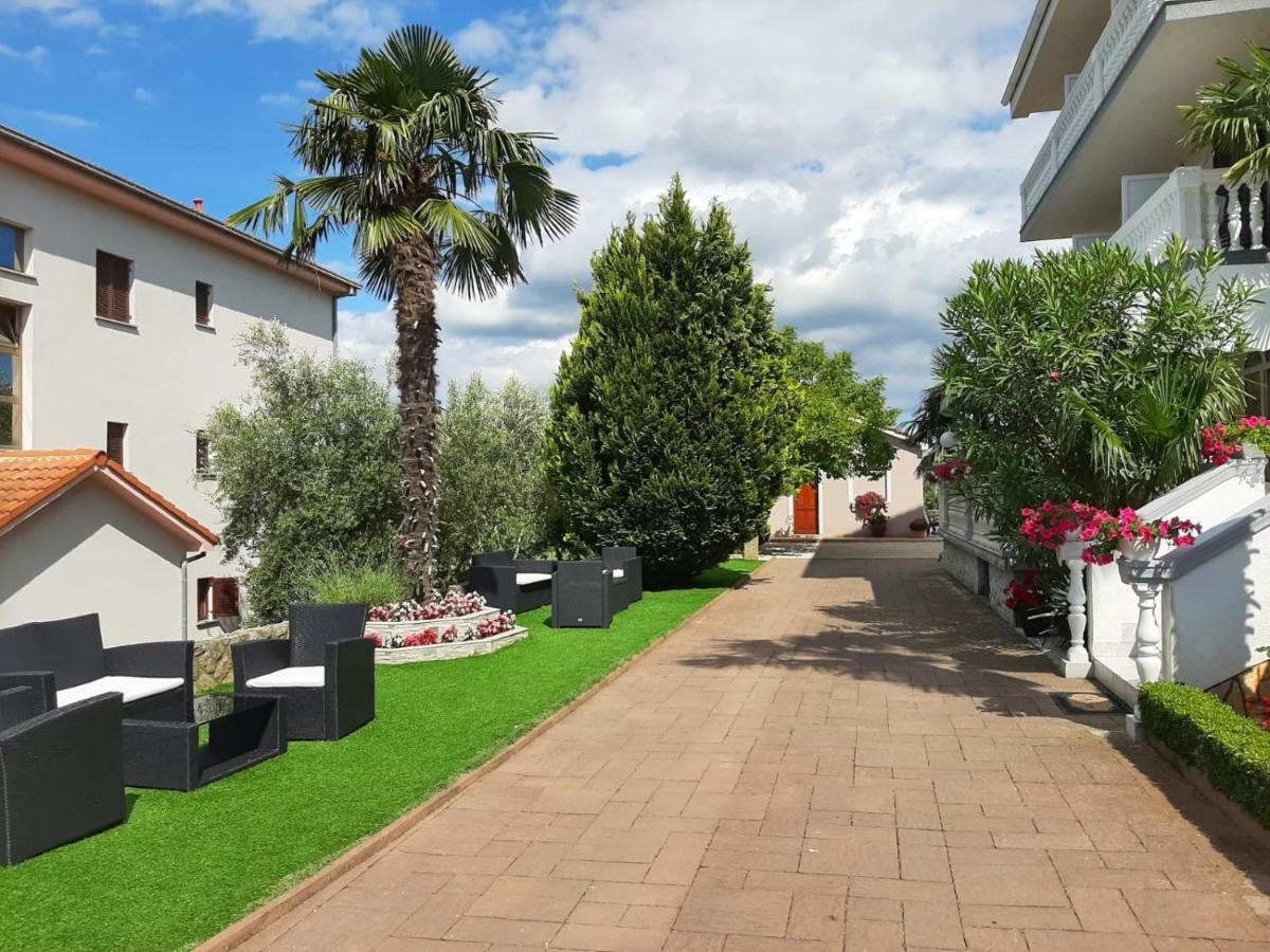 Guest House Katarina Malinska Exterior photo