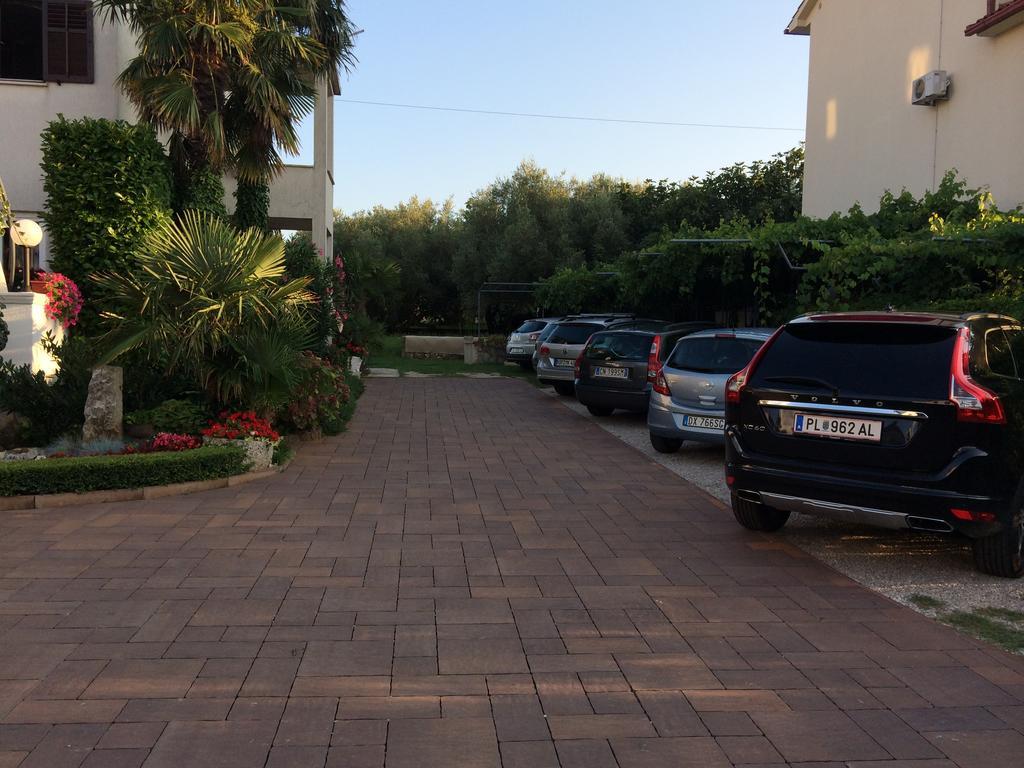 Guest House Katarina Malinska Exterior photo