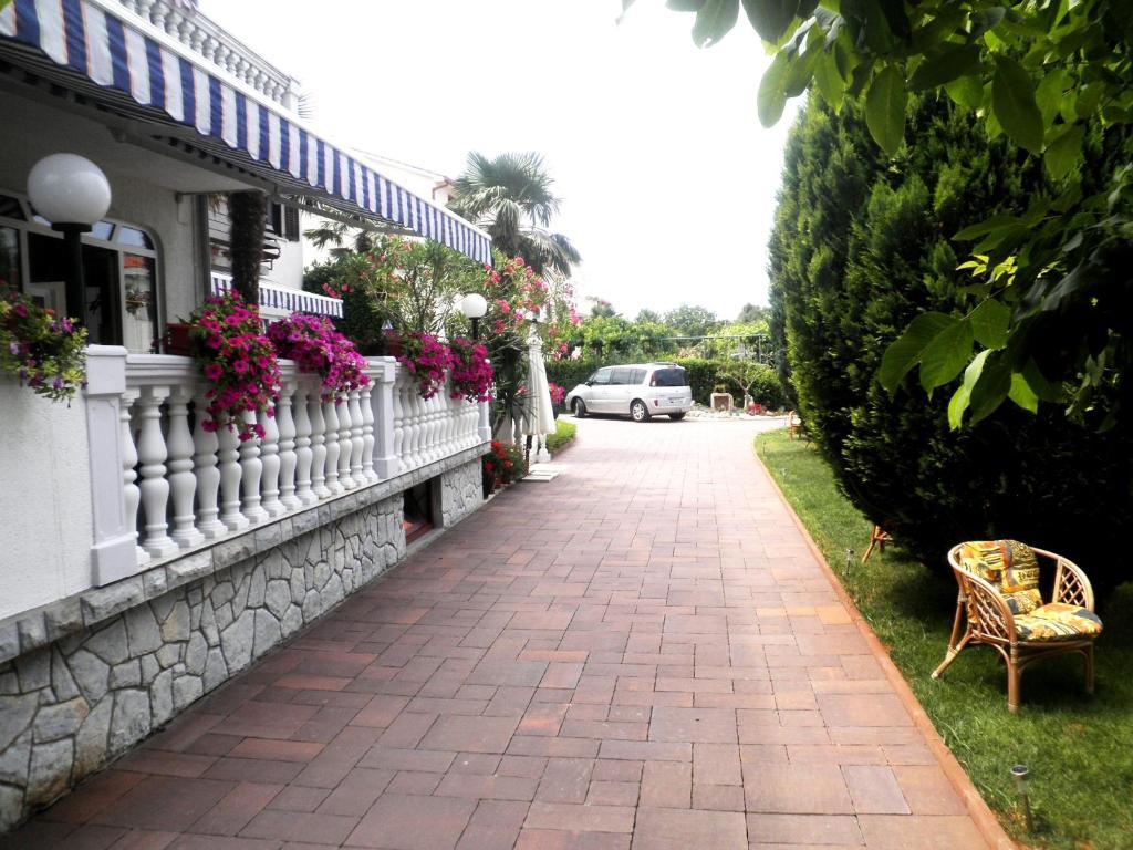 Guest House Katarina Malinska Exterior photo